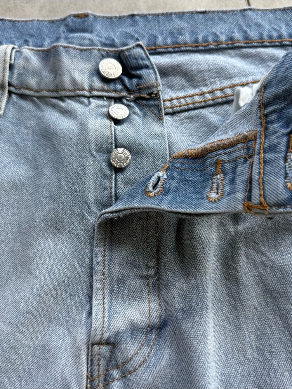 Levi’s 501 Jeans straight legs SZ 36 /32 light Blue Button fly logo Cotton - Picture 3 of 9
